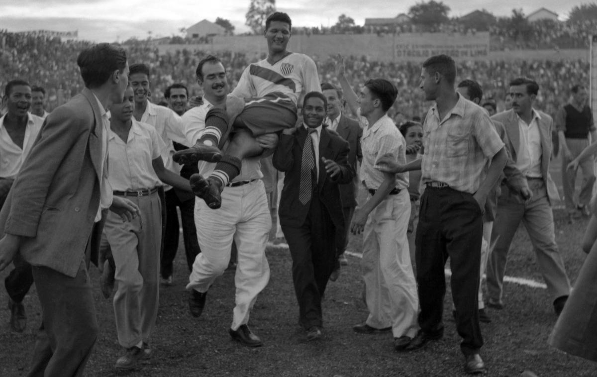 Joe Gaetjens, reprezentant ZDA na nogometnem SP 1950 | Ameriškega junaka Joeja Gaetjensa so takole po rokah nosili brazilski nogometni navdušenci. Ameriških na SP 1950 ni bilo.  | Foto Guliverimage