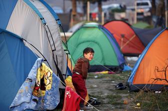 Na grško-makedonski meji obtičalo več kot 7.000 migrantov