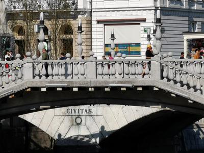 Poškodovan del Tromostovja: izginila ena od krogel na balustradi