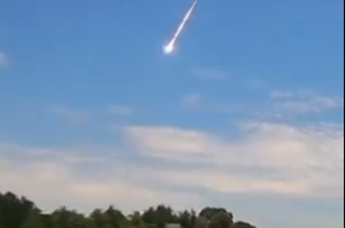 Meteorit | NASA je posnela, kako je vesoljska skala 26. junija sredi belega dne poletela po nebu in eksplodirala. | Foto World News/X