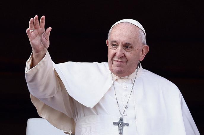 Papež Frančišek | V soboto zvečer je papež Frančišek med zgodnjo polnočnico pred božičem že obsodil pohlep, katerega glavne žrtve so po njegovih besedah šibki in revni. | Foto Reuters