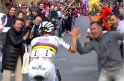 Kdo je moški iz viralnega videa, ki ga Pogačar vedno pozdravi tik pred zadnjim klancem v Sieni?