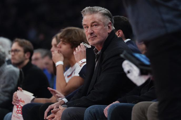 Alec Baldwin | Pet mesecev po razveljavitvi obtožnice je Baldwin dejal, da se je zgodba o usodnem streljanju šele začela in da "prihaja še več". | Foto Guliverimage