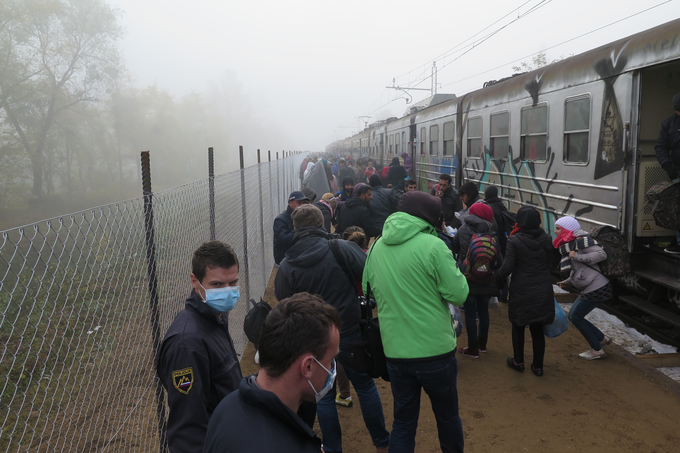Med drugim ustavljajo potniške vlake iz smeri Sarajeva ter osebam, za katere ugotovijo, da so ilegalni migranti, preprečujejo nadaljevanje potovanja proti Bihaću. | Foto: STA ,
