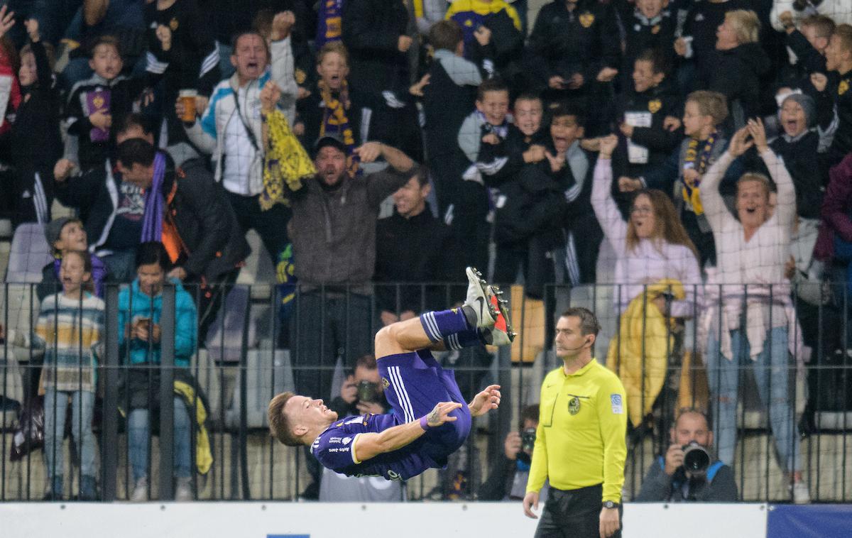 NK Maribor NK Olimpija | Dino Hotić je derbi z Olimpijo začel imenitno in zadetek za 1:0 proslavil s salto, nato pa prejel rdeči karton in pustil soigralce na cedilu. | Foto Mario Horvat/Sportida