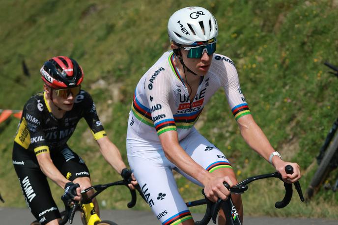 Tadej Pogačar, Jonas Vingegaard | Prireditelji Toura so upali, da bo razlika med Tadejem Pogačarjem in Jonasom Vingegaardom po petkovi šesti etapi manjša. | Foto Reuters