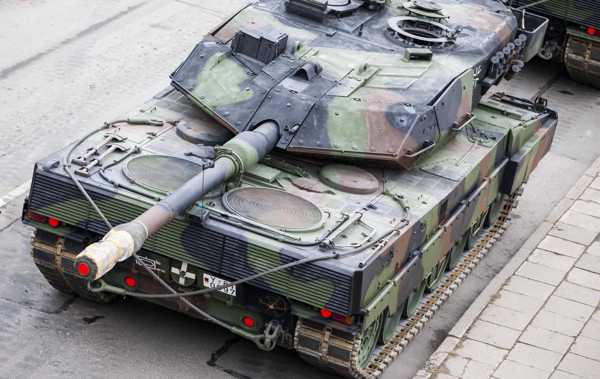 Leopard 2A6 | Nemški tank leopard 2A6 velja za zelo kakovosten tank. Bodo lahko Rusi s preučevanjem zajetega tanka prenesli nemško tehnologijo v svoje tanke in obenem našli šibke točke leoparda, da se bodo lažje branili pred njim? Na fotografiji iz leta 2018 vidimo tank leopard 2A6. | Foto Guliverimage