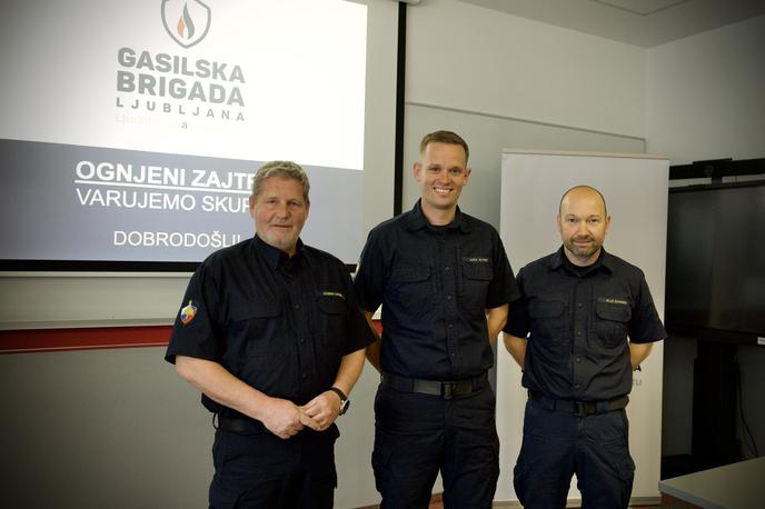 Gasilska brigada Ljubljana | Predstavnik za odnose z javnostmi Gasilske brigade Ljubljana Robert Okorn, namestnik poveljnika Gasilske brigade Ljubljana Anže Bitenc in svetovalec za preventivo na Gasilski brigadi Ljubljana Blaž Židanek | Foto Ana Kovač
