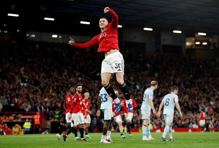 Benjamin Šeško je v ponedeljek znova proslavljal zadetek na polnem Old Traffordu. V prihodnjem krogu ga čaka nov spektakel, saj prihaja veliki rival Liverpool. | Foto: Reuters