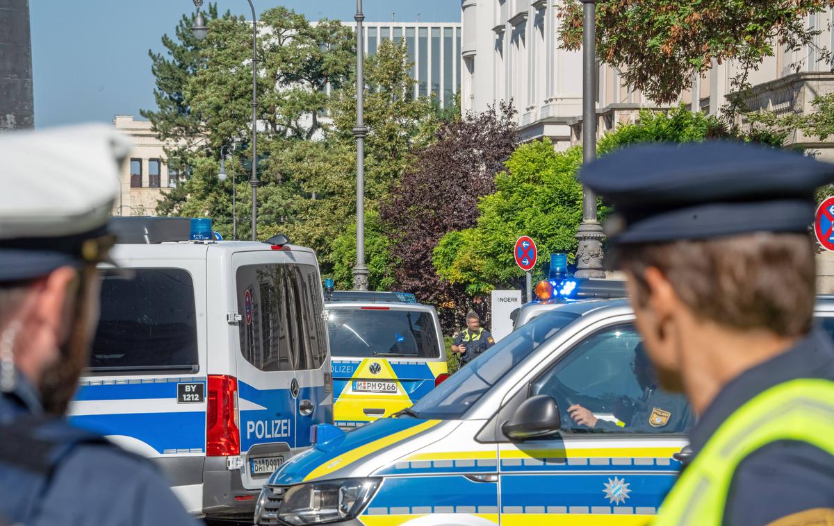 Nemška policija | Policija je prebivalce pozvala, naj se izogibajo temu predelu mesta, do katerega so dostop zaprli s cestnimi zaporami. | Foto Reuters