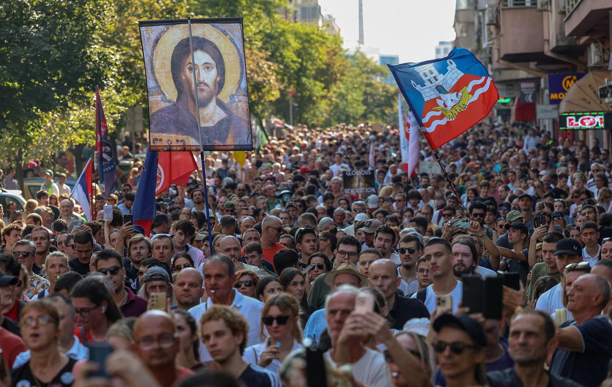 Protesti, Srbija | Protestniki so na stopnice pred sodiščem polili rdečo barvo, skandirali protivladne slogane in pozivali k predčasnim volitvam. | Foto Reuters