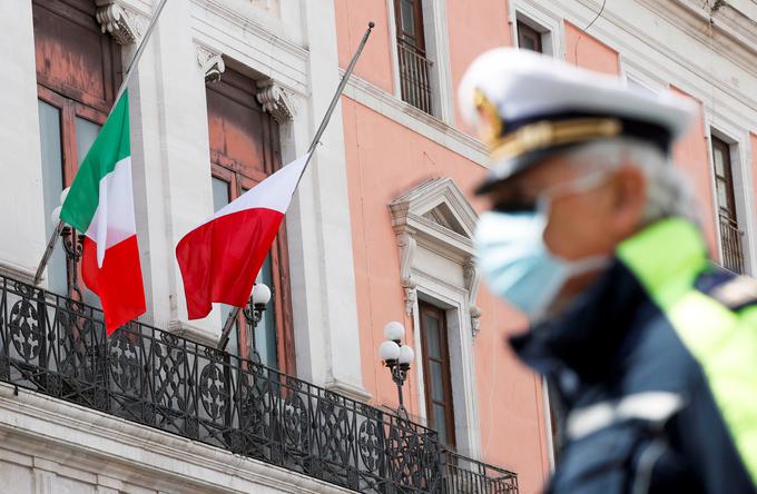 V Italiji so se žrtev novega koronavirusa spomnili z zastavami, spuščenimi na pol droga in z minuto molka opoldne. | Foto: Reuters