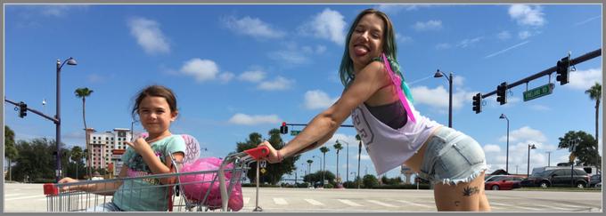 Zgodba se dogaja v revni soseski socialnih stanovanj ob avtocesti tik pred zabaviščnim parkom Disney World na Floridi ter spremlja nenavadno zrelo šestletno Moonee in njeno uporniško mater, ki je prisiljena početi vse bolj nevarne stvari, da bi še naprej skrbela za svojo hčer. • V petek, 29. 3., ob 7.35 na Cinemax 2.* │ Tudi na HBO OD in v videoteki DKino.

 | Foto: 
