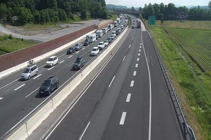 promet zastoj primorka nesreča 03062022 | Na cestah je pričakovana gneča, podobno bo tudi še v ponedeljek.  | Foto DARS