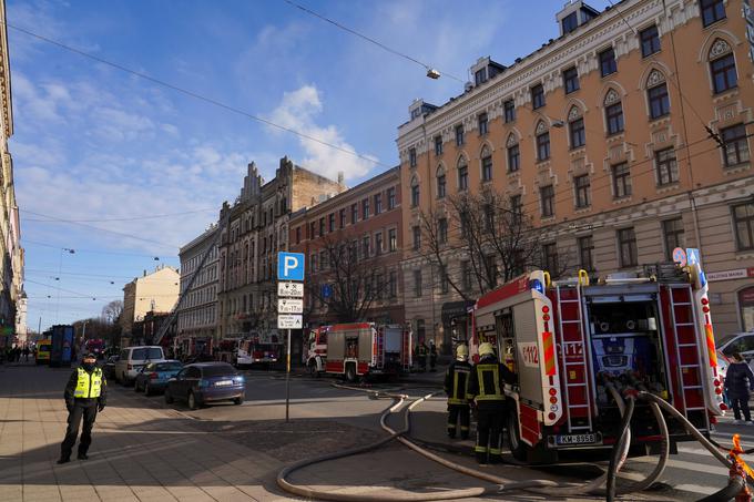 Požar je zajel hostel v središču glavnega mesta Latvije. | Foto: Reuters
