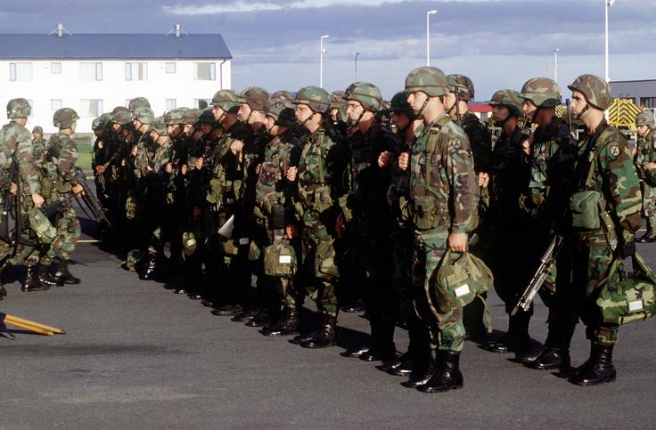 Američani so imeli na Islandiji svoje vojake od leta 1941 do leta 2006. Američani so prav tako branili otok, ki nima lastne stalne vojske. Na fotografiji: ameriški vojaki v ameriškem vojaškem oporišču Keflavik leta 1995. | Foto: Guliverimage