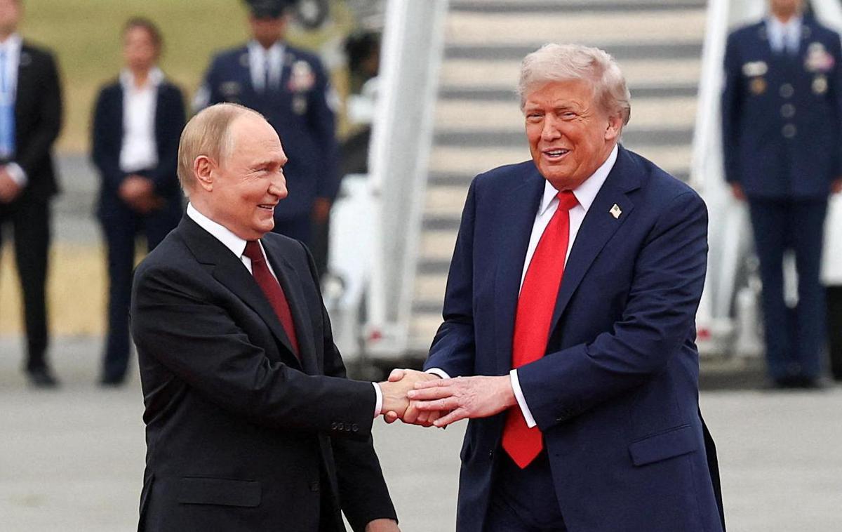 Vladimir Putin in Donald Trump | Donald Trump in Vladimir Putin sta se na Aljaski srečala 15. avgusta. Zdaj v javnost prihaja vse več informacij o tem, o čem vse sta se pogovarjala. | Foto Reuters