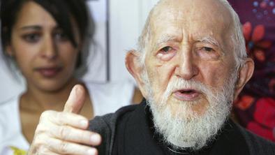 Priljubljeni francoski duhovnik Abbe Pierre obtožen spolnih napadov