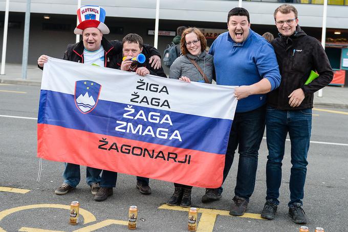 Slovenski navijači svoja grla ogrevajo že pred tekmo. | Foto: Sportida