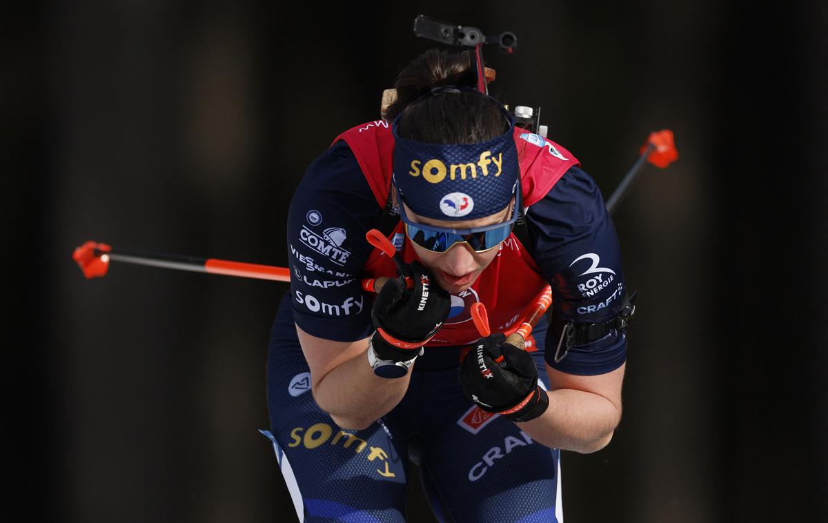 SP biatlon skupinski štart Julia Simon | Foto Reuters