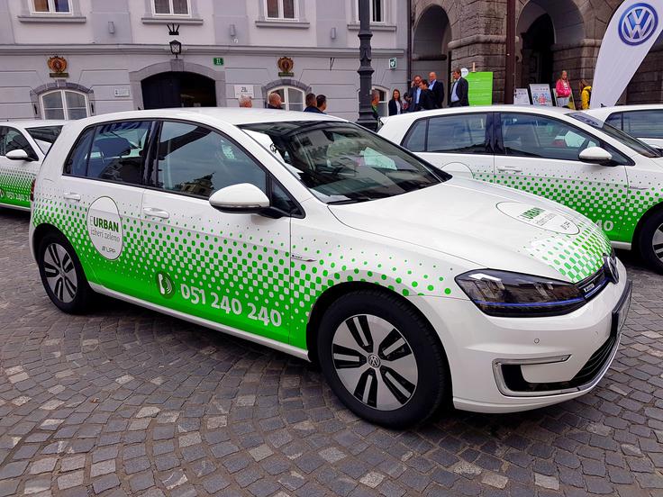 Mestna občina Ljubljana in LPP sta kupila oziroma poslovno najela 20 električnih volkswagen e-golfov. Slaba lastnost avtomobilov je zelo počasno polnjenje na mestnih javnih polnilnicah. Mesečni najem za vsak avtomobil stane 99 evrov. | Foto: Jure Gregorčič