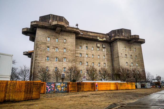 bunker, St Pauli, Hamburg | Po vojni so hamburški bunker St. Pauli sprva uporabljali kot nastanitev za brezdomce, nato so ga v 50. letih prejšnjega stoletja spremenili v pisarne za medijske in oglaševalske družbe. Spodnja nadstropja so bila še do nedavnega domovanje priljubljenemu nočnemu klubu, radijski postaji in dvorani za plezanje. | Foto Shutterstock