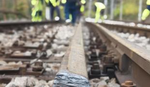 Vlak v Kranju povozil človeka