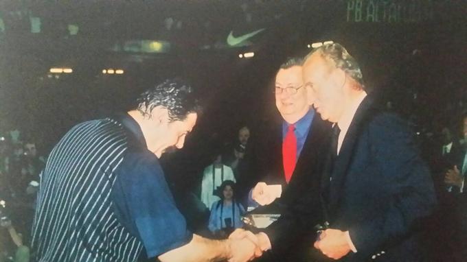 Nekdanji slovenski sodnik Enes Korič (levo) je leta 2000 sodil tudi finale rokometne lige prvakov. Istega leta je z Leonom Kalinom sodil na olimpijskih igrah. | Foto: osebni arhiv/Lana Kokl