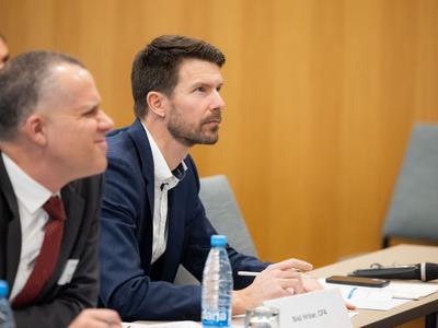 Kako bo konflikt na Bližnjem Vzhodu vplival na cene energije v Sloveniji? Strokovnjak odgovarja.