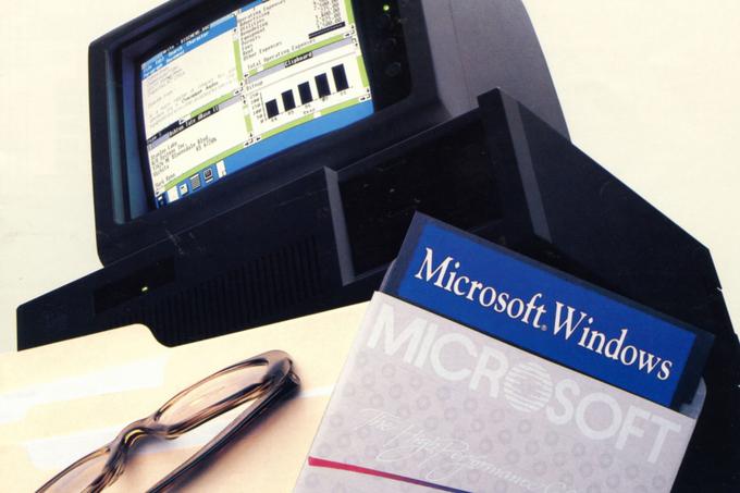 Razlog za to, da sta bili predstavitvi Macintosha in prvih Windowsov tako blizu skupaj, je bilo pričakovanje Appla, da bo Macintosh pokazal že septembra 1982 in ne šele oktobra 1983. V dogovoru med Microsoftom in Applom je bil september 1983 zato naveden kot konec enoletnega roka, v katerem Microsoft ne bi smel predstaviti svojega grafičnega uporabniškega vmesnika. Microsoft je imel torej vso pravico, da je Windows predstavil novembra 1983.  | Foto: Thomas Hilmes/Wikimedia Commons