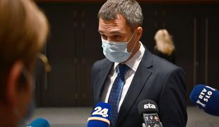 Dikaučič ostaja minister, glasovali brez okuženih poslancev