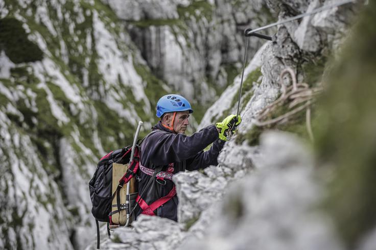 Pri zahtevni obnovi so sodelovali člani tehnične ekipe markacistov PZS, ki so izurjeni za najtežja dela v visokogorju.  | Foto: Mediaspeed