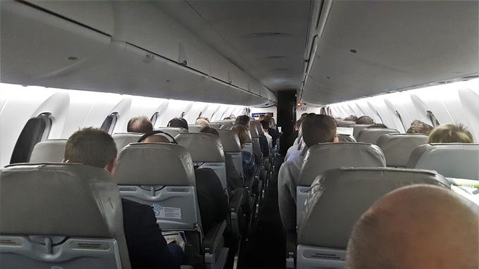 Potniki so zaradi preverjanja nastalega položaja v letalu pred vzletom čakali eno uro. | Foto: Gregor Pavšič