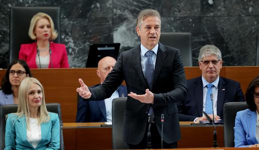 Golob o kaosu na cestah: Vlaganja niso bila pravočasna, začeli smo jih šele v tej vladi