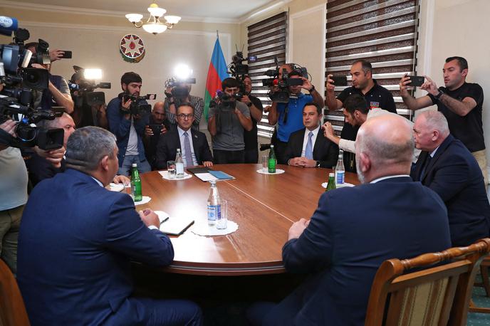Pogovor med Armenijo in Azerbajdžanom | Fotografije prikazujejo delegacijo armenskih separatistov, ki sedi za mizo skupaj s pogajalci iz Bakuja. | Foto Reuters