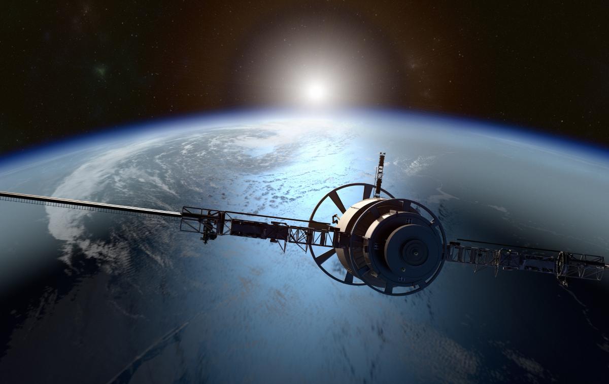 Satelit, sateliti, Zemlja | "Tudi ob pojavih na Zemlji se nam zgodi, da nas optične iluzije zavedejo," razlaga Andreja Gomboc z Univerze v Novi Gorici. | Foto Thinkstock
