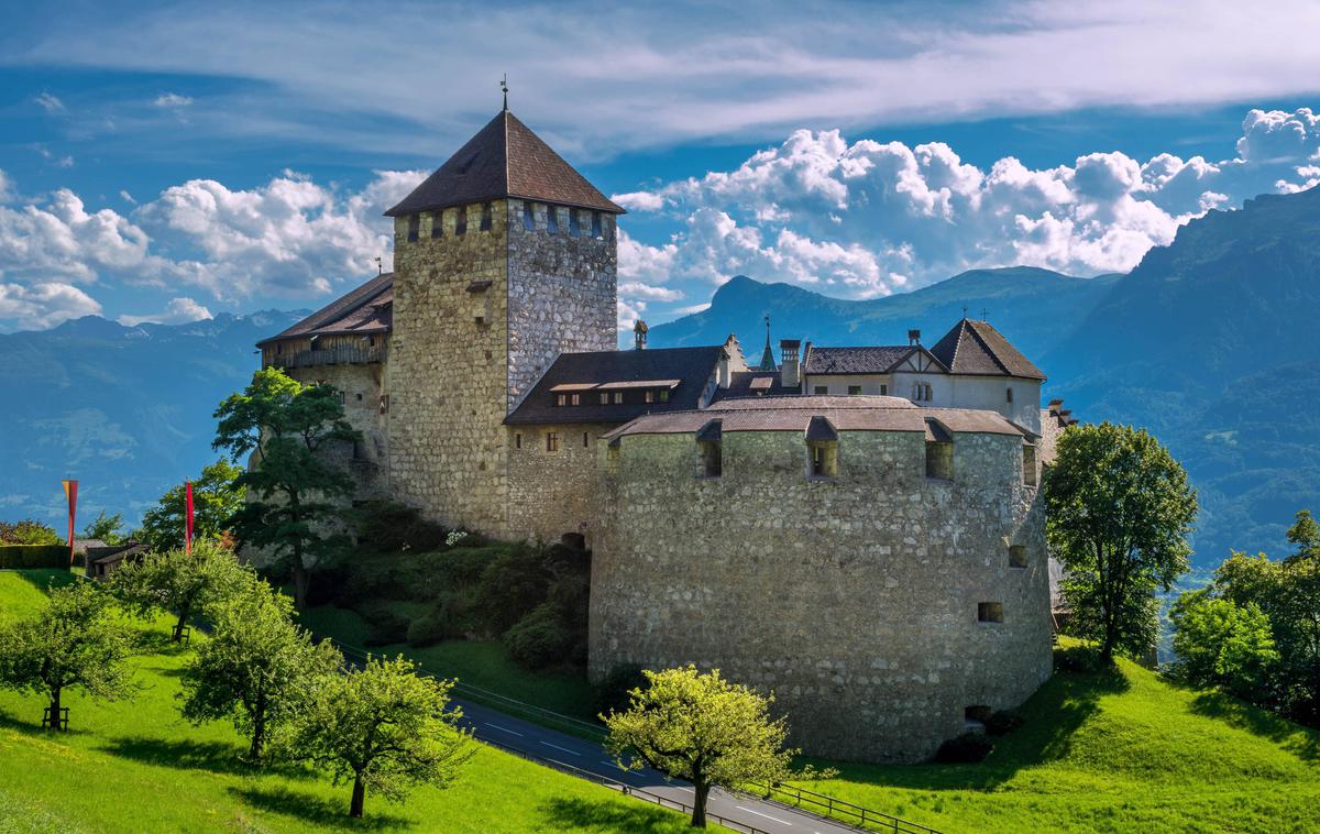 Liechtenstein | Švica in Liechtenstein imata 102 leti star carinski sporazum, ki kneževini omogoča vključevanje v švicarski gospodarski prostor. Zato morda katero od švicarskih podjetij premišljuje o tem, kako bi se lahko izognili t. i. Trumpovemu (carinskemu) kladivu s preusmeritvijo blaga v Liechtenstein. | Foto Guliverimage