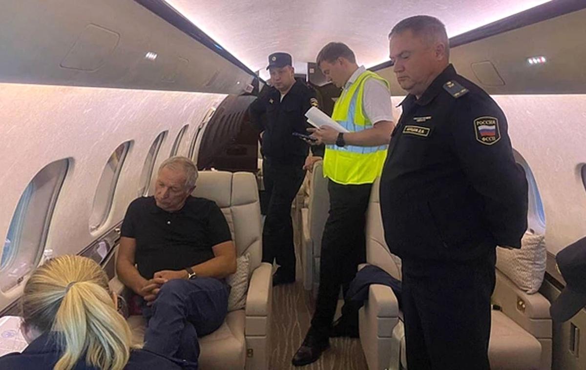 Konstantin Strukov | Pripadniki ruske policije na zasebnem letalu Konstantina Strukova, ki so mu prepovedali polet v Turčijo. | Foto X / kyiv Insider / Telegram