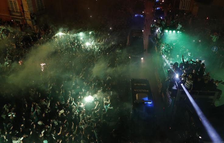 Veselje navijačev Sportinga na ulicah Lizbone, ko so pozdravili nogometaše Sportinga na "slavnostnem" avtobusu. | Foto: Guliverimage/Vladimir Fedorenko