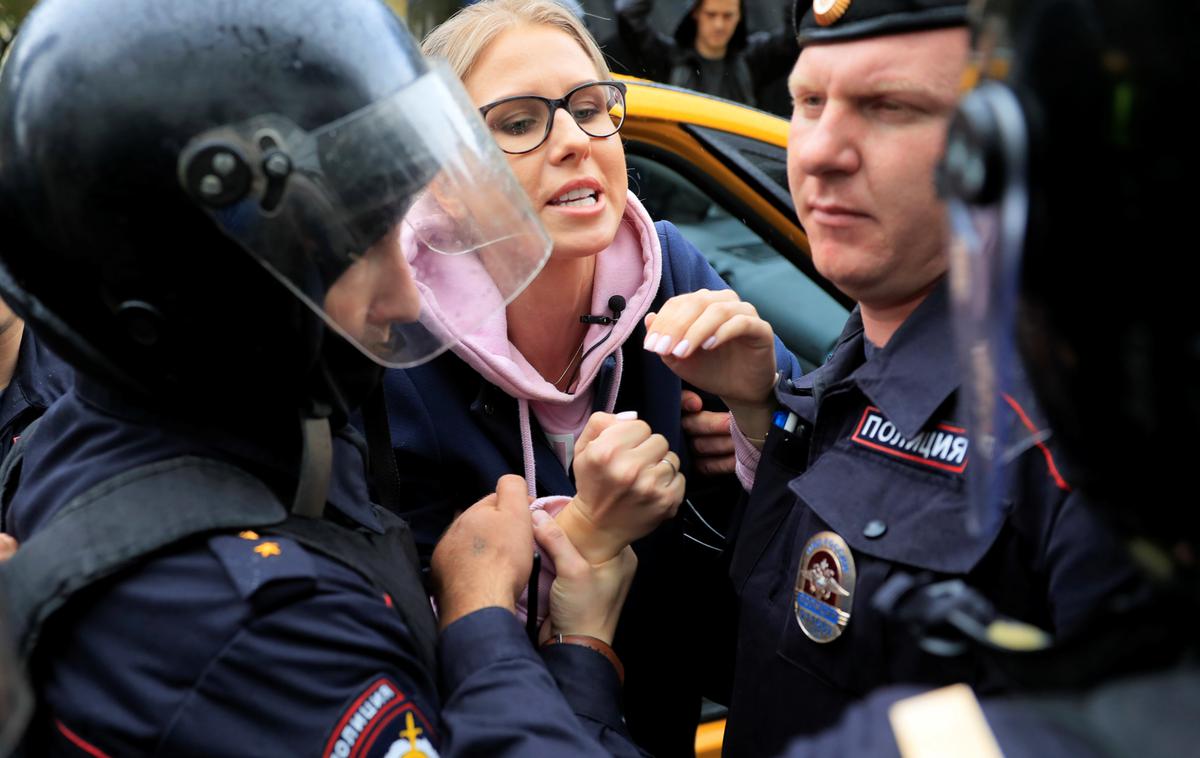 protesti moskva Ljubov Sobol | Po podatkih nevladne organizacije za človekove pravice OVD Info so danes v Moskvi aretirali že najmanj 592 ljudi. Med aretiranimi naj bi bila tudi ena od vidnih opozicijskih političark Ljubov Sobol. | Foto Reuters