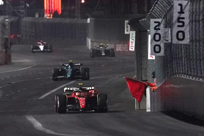 F1 Vegas Carlos Sainz Ferrari | Carlos Sainz je zaradi luknje v dirkalniku, ki jo je povzročil pokrov jaška, ustavil sredi Stripa. | Foto Guliverimage