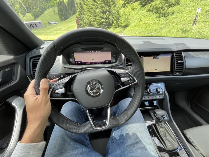 Voznik ima lahko pred seboj že znane digitalne merilnike, velike dobrih 10 palcev. | Foto: Gregor Pavšič