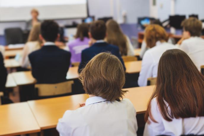 razred, šola | Na Mestni občini Ljubljana so pojasnili, da je po njihovih podatkih zaradi prebavnih težav odsotnih 306 učencev na OŠ Koseze in 156 učencev na OŠ Božidarja Jakca (od tega 27 na podružnični šoli), imajo pa različne težave. Odsotnih je tudi 11 zaposlenih na OŠ Koseze in trije zaposleni na OŠ Božidarja Jakca. | Foto Shutterstock