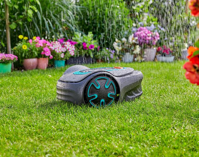 Robotske kosilnice GARDENA SILENO kosijo tudi v dežju. Zaradi optimalne teže in geometrije nožev ne povzročajo poškodb trave. | Foto: 