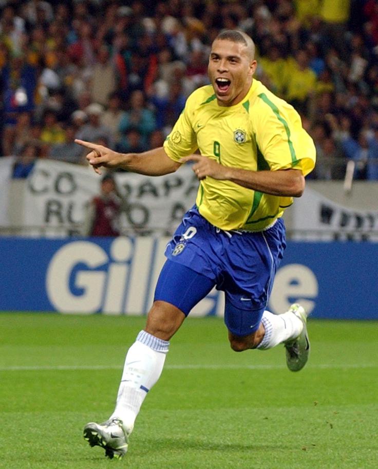 V polfinalu svetovnega prvenstva na Japonskem je 26. junija 2002 takole proslavljal zadetek v polfinalu proti Turčiji. Tekma se je končala z zmago Brazilije, odločilni zadetek je prispeval prav R9. | Foto: Guliverimage