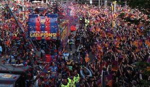 Norišnica na ulicah Barcelone: veličasten sprejem za prvake #foto #video