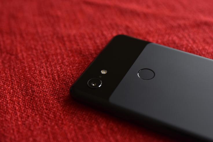 V nasprotju z novodobnimi telefoni Pixel 3 XL še vedno krasi "samo" ena širokokotna kamera, ravno ta pa je Pixlov najmočnejši adut. | Foto: Peter Susič