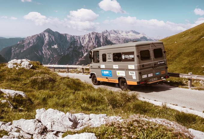 Mercedesov kombi je zdaj že obnovljen in pridno nabira 'testne' kilometre pred avanturo proti Maliju. Ta pot v Afriko so mu nekoliko prilagodili spalni del in prostor za shranjevanje. | Foto: Seos Africa