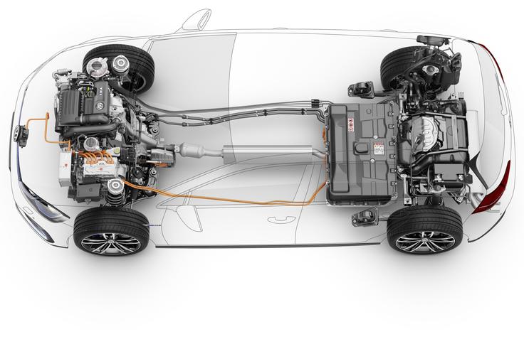 Priključni hibrid golf GTE: visokonapetostna baterija (8,7 kWh) je postavljena pod zadnje sedeže, pod prtljažnikom pa je rezervoar za gorivo. Spredaj je 1,4-litrski bencinski TSI motor (110 kW in 250 Nm), šeststopenjski DSG menjalnik ima integriran tudi elektromotor (75 kW), električna vtičnica za polnjenje je nameščena spredaj pod volkswagnov logo. | Foto: Volkswagen