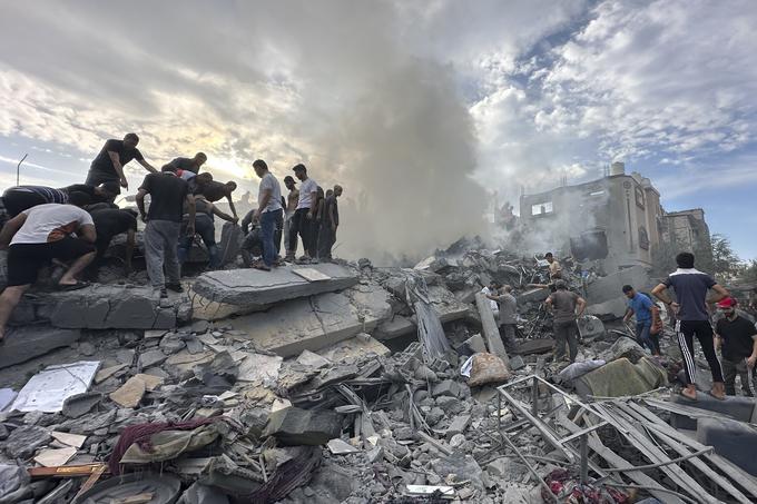 Vodja civilne zaščite v Gazi je opozoril, da je bilo taborišče popolnoma uničeno. "Na območju živi na stotine državljanov. Okupacijske zračne sile pa so to okrožje uničile s šestimi bombami ameriške izdelave," je dejal. | Foto: Guliverimage